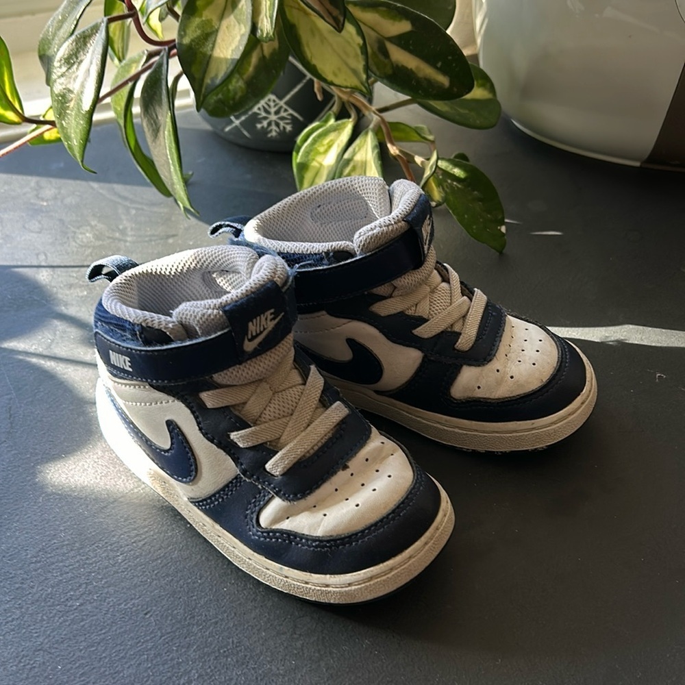 Nike Boy Court Borough Mid 2 Sneakers. 7.5C